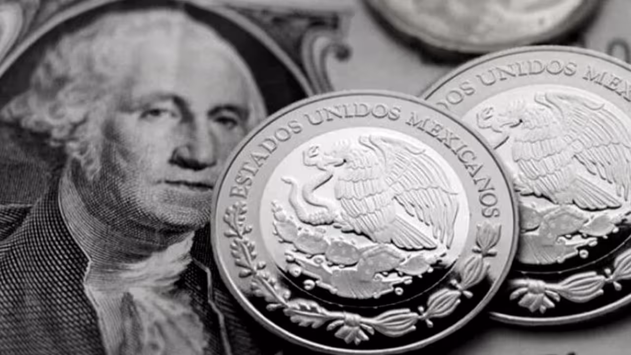 Retrocede peso ante dólar por elección en EUA e inminente reforma judicial en México