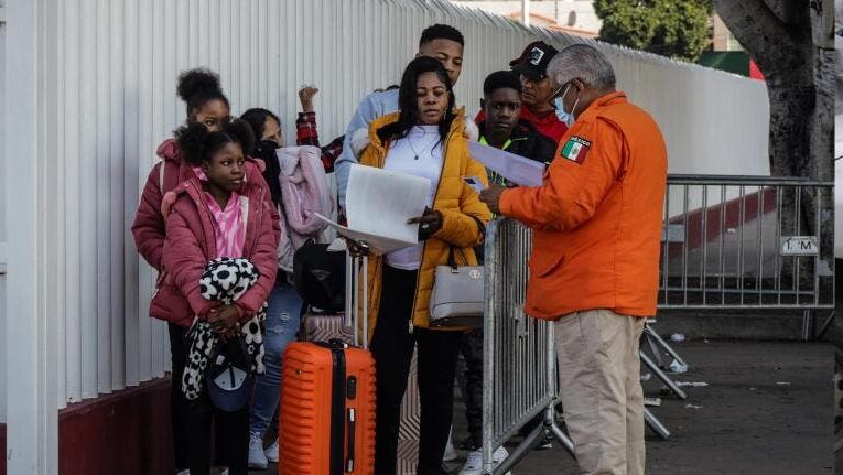 Migrantes pagan hasta 40 mil dólares a coyotes para protegerse de deportaciones