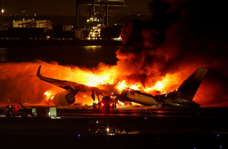 Dos aviones colisionan en aeropuerto de Tokio y deja 5 muertos; así grabaron el choque