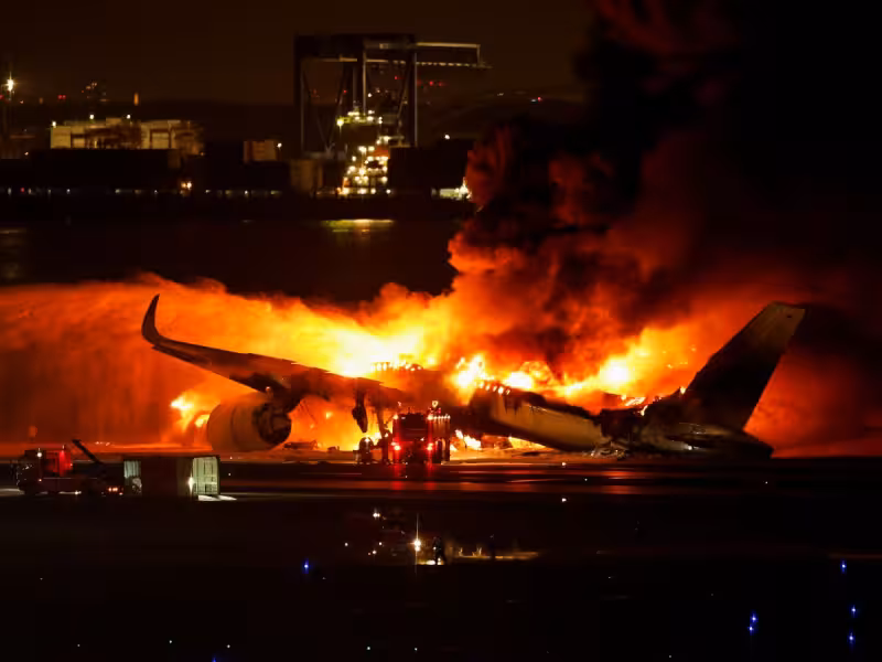 Dos aviones colisionan en aeropuerto de Tokio y deja 5 muertos; así grabaron el choque