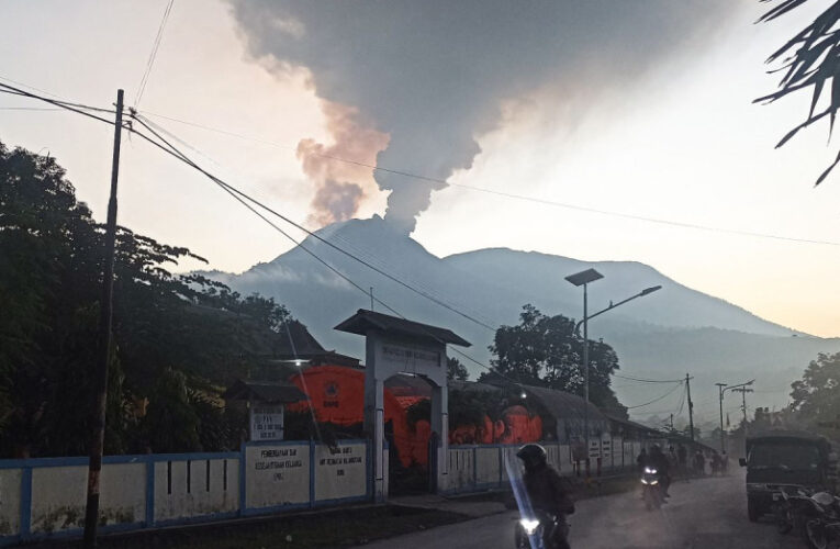 Evacúan a más de mil 500 personas por erupción volcánica en Indonesia