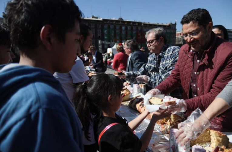 Parten Mega Rosca de Reyes en el Zócalo capitalino