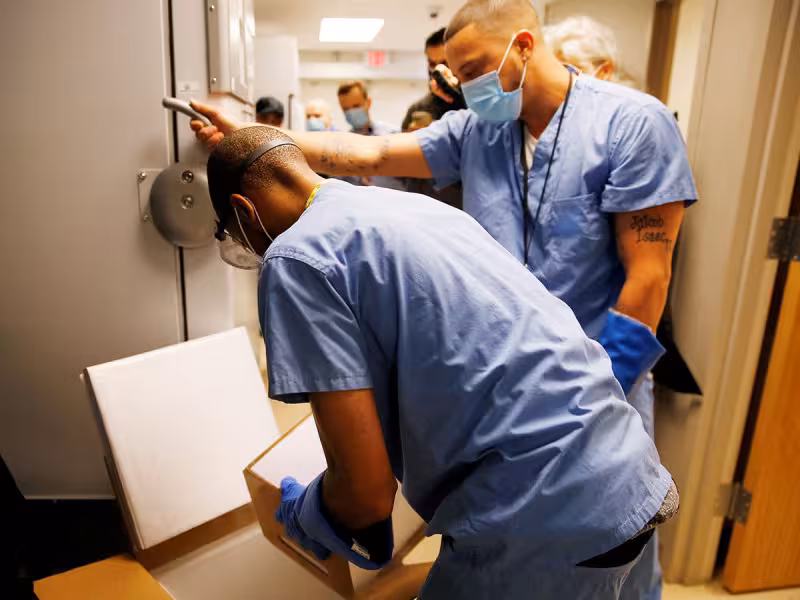 España regresa al uso obligatorio del cubrebocas en hospitales por repunte de enfermedades respiratorias