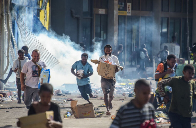 Papúa Nueva Guinea declara estado de emergencia tras violentas protestas; hay 15 muertos