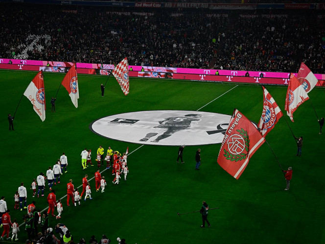 Bayern Múnich rinde emotivo homenaje a Franz Beckenbauer