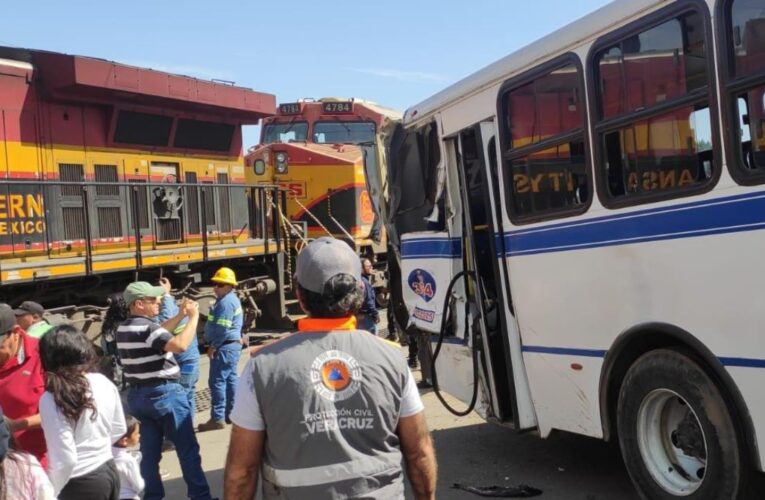 Tren arrolla a un autobús que intentó ganarle el paso en Xalapa, Veracruz