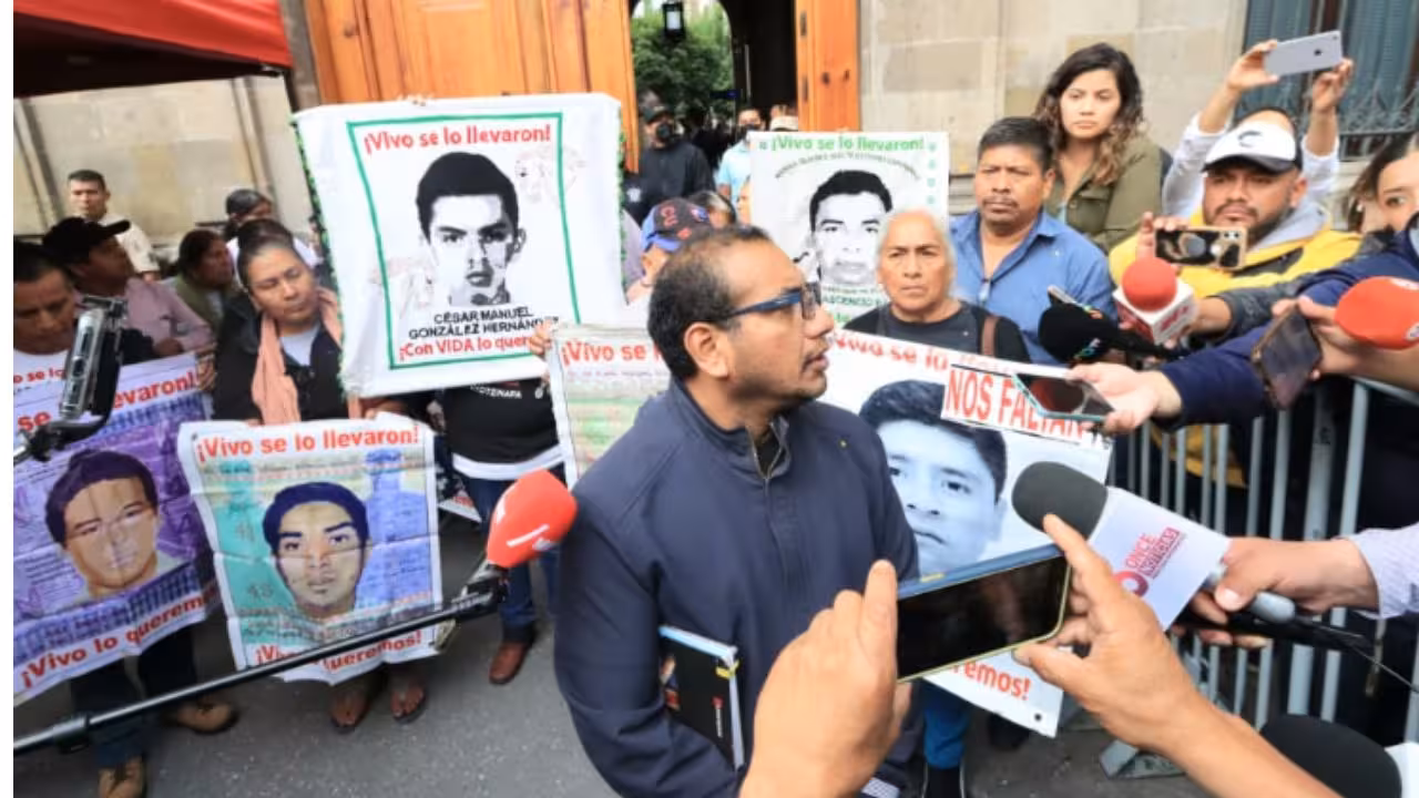AMLO se compromete a entregar informe el lunes tras reunión con padres de Ayotzinapa