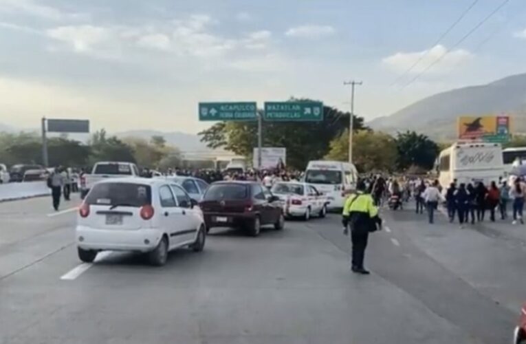 Estudiantes y maestros bloquean Autopista del Sol en Guerrero