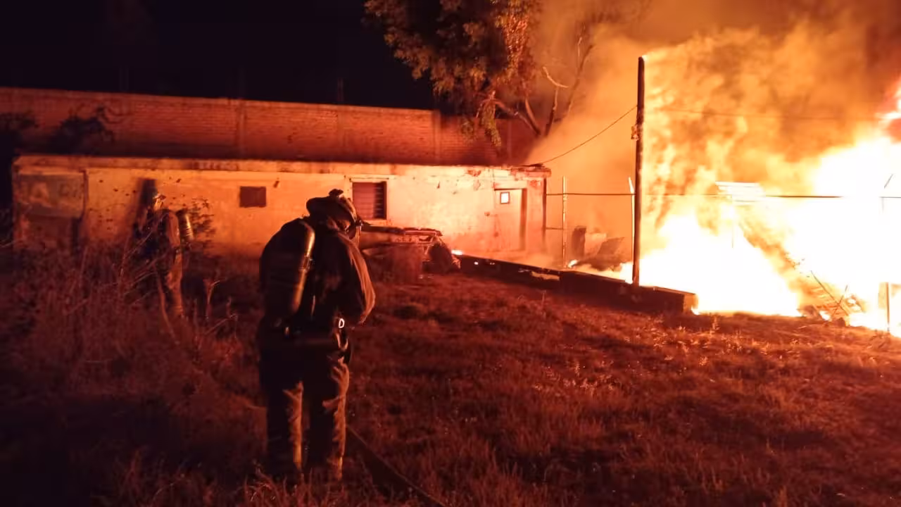Noche de incendios moviliza a Bomberos en Jalisco