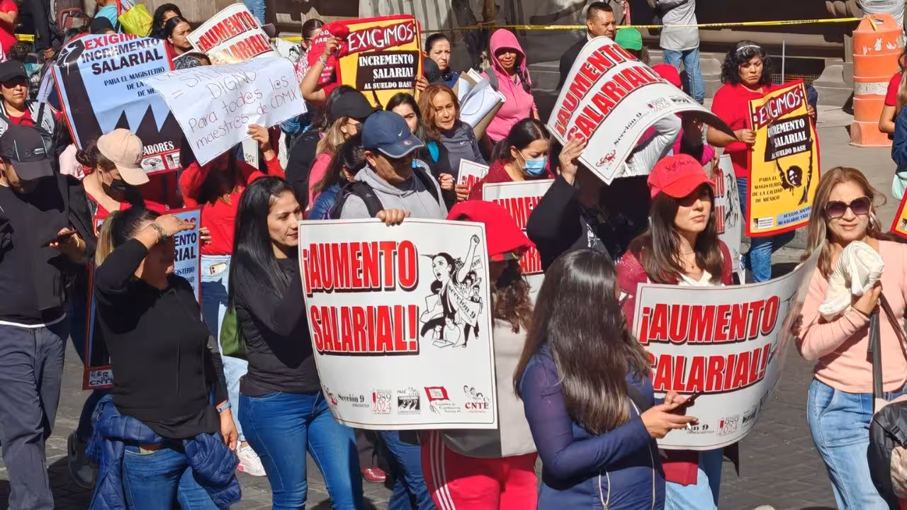 CNTE marcha para exigir aumento salarial