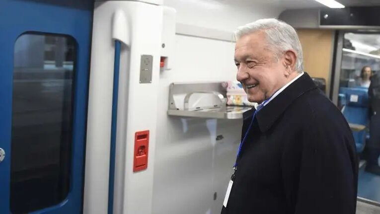 Entregaré banda presidencial a una persona honesta: AMLO