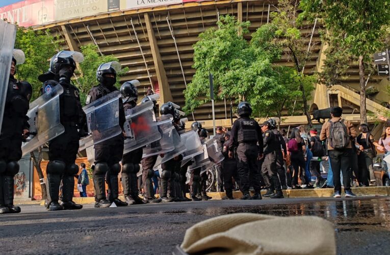 Se confrontan Activistas con Taurinos afuera de la Plaza de Toros México