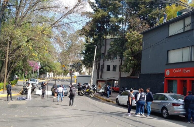 Vecinos de la colonia Molino del Rey portestan por cortes de agua desde hace un mes