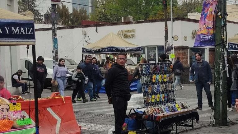 Vendedores otomíes y policías se agreden en Jardín Centenario de Coyoacán