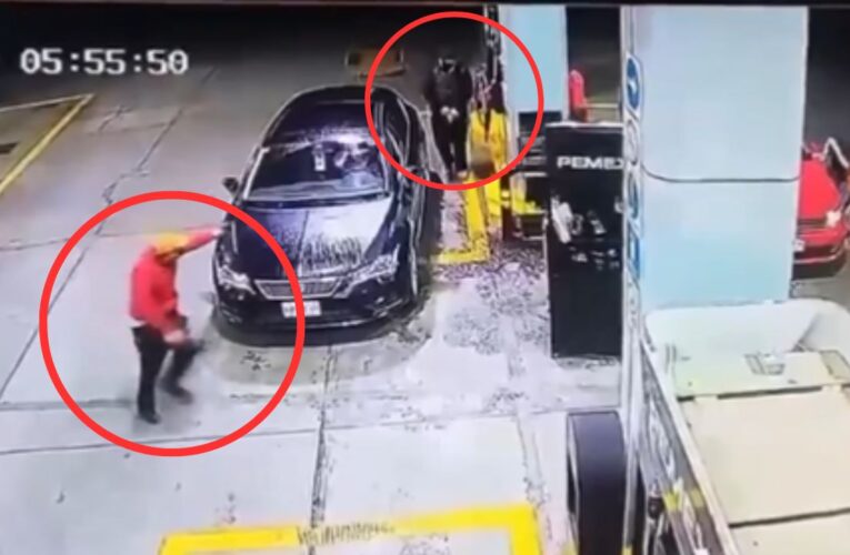 Despojan a conductor de su vehículo a punta de pistola en gasolinera del Edomex