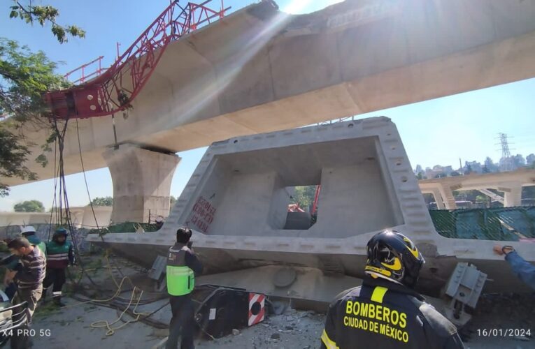 Colapsa estructura de Tren Interurbano México-Toluca y aplasta dos autos; no hay lesionados