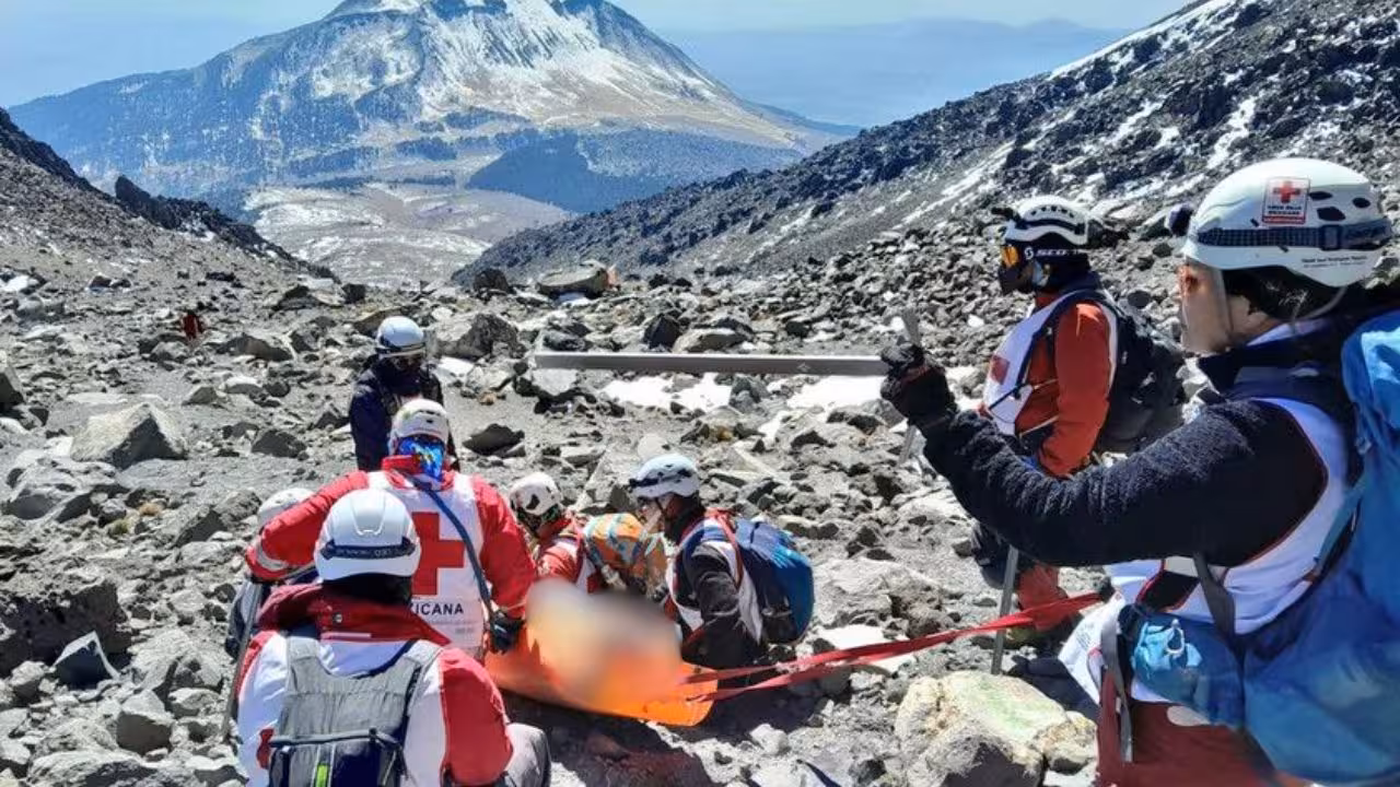 Encuentran sin vida al guía de alpinistas perdidos en el Pico de Orizaba