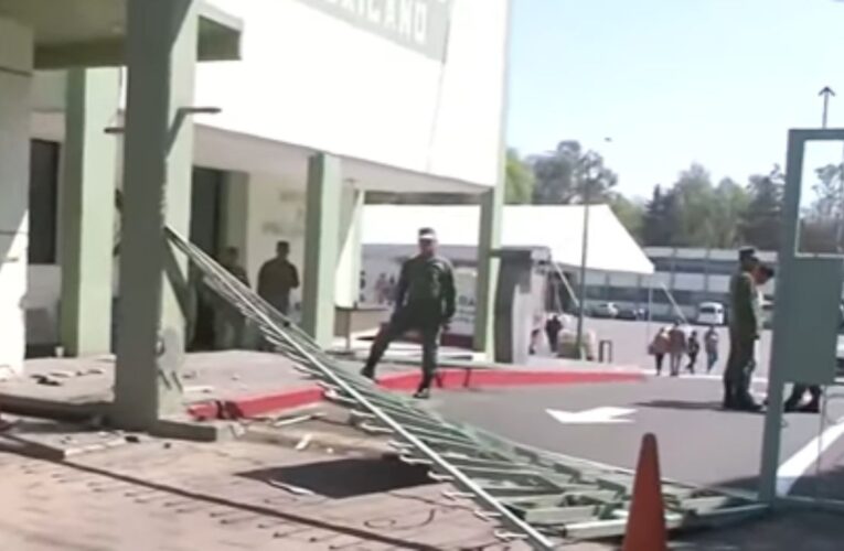 Fallan frenos a tráiler y derriba puerta del Hospital Militar Chivatito