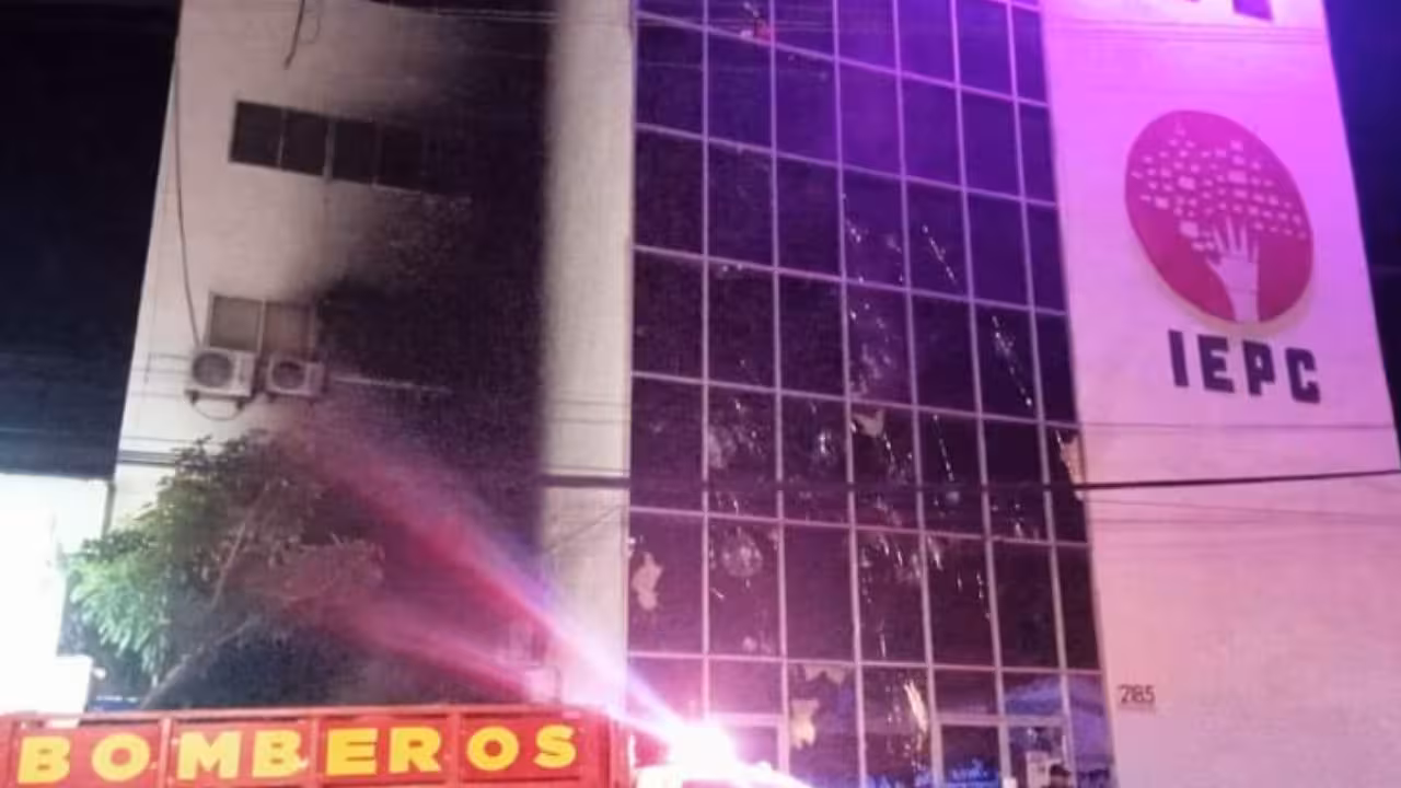 Incendian instalaciones del Instituto de Elecciones de Chiapas