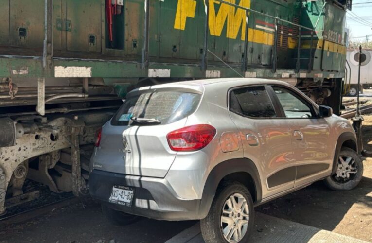 Registran choque entre camioneta y ferrocarril en la Gustavo A. Madero