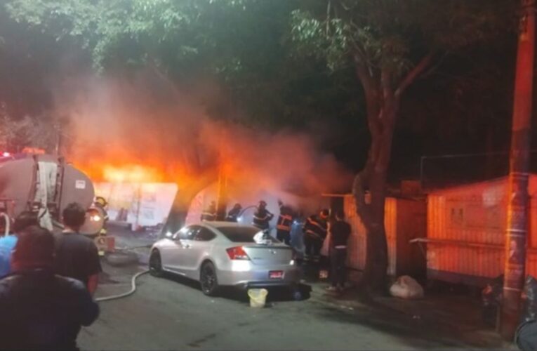 Se registra incendio en puesto ambulante en la alcaldía Azcapotzalco