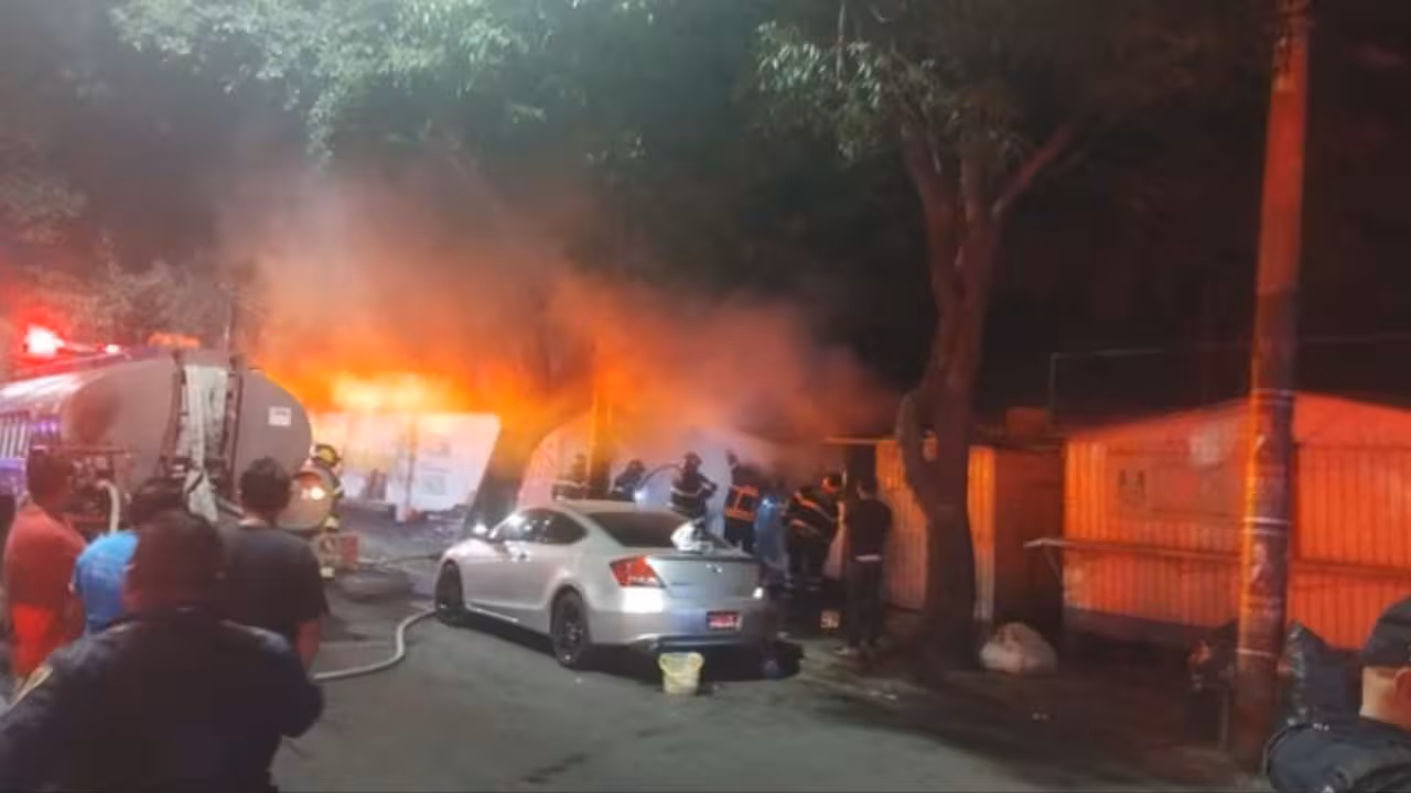Se registra incendio en puesto ambulante en la alcaldía Azcapotzalco