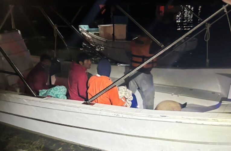 Rescatan a 4 pescadores tras perderse en altamar en Quintana Roo