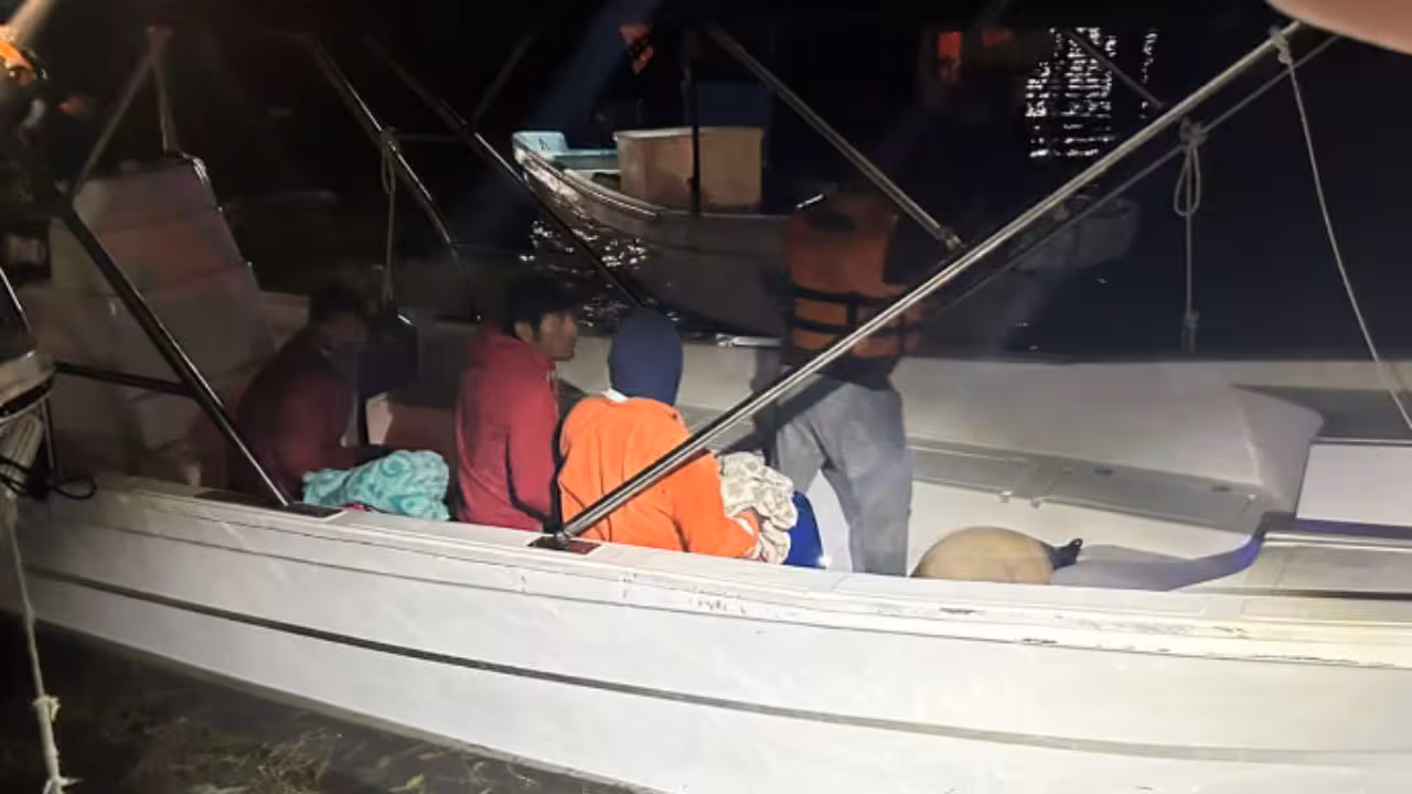Rescatan a 4 pescadores tras perderse en altamar en Quintana Roo