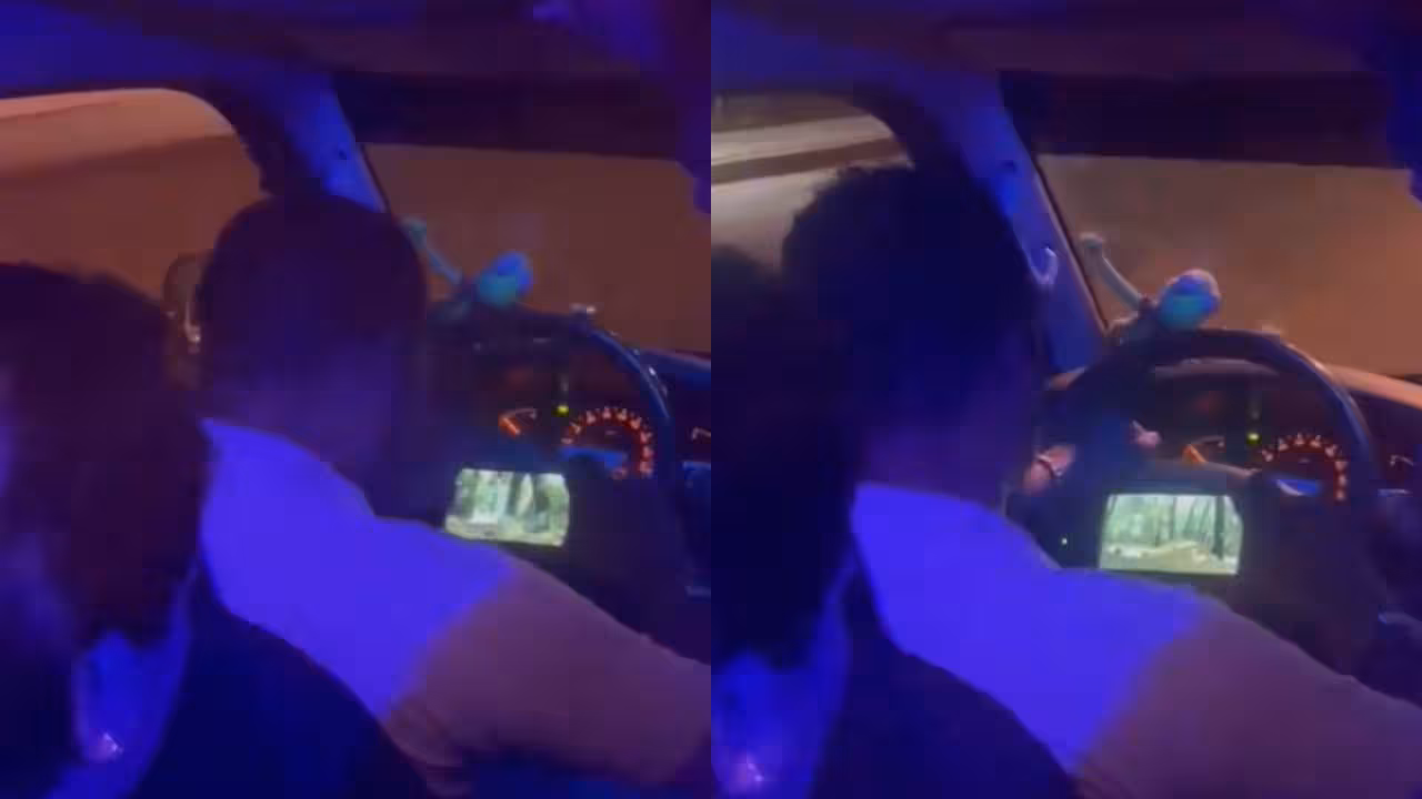Chofer de transporte público ve una película mientras conduce en Puebla
