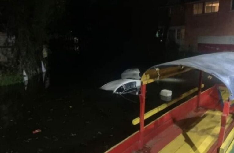 Automovilista cae a canal de Caltongo, Xochimilco