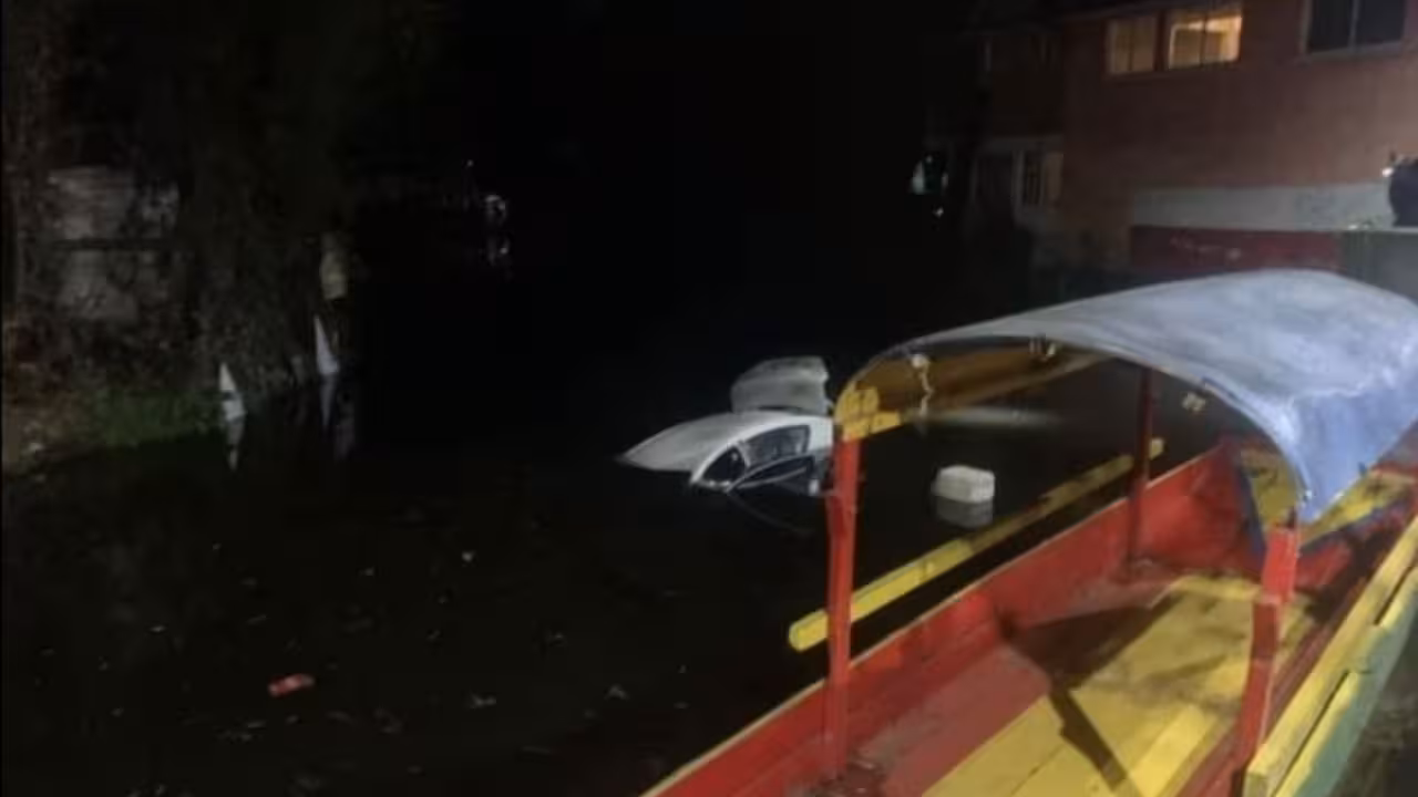 Automovilista cae a canal de Caltongo, Xochimilco