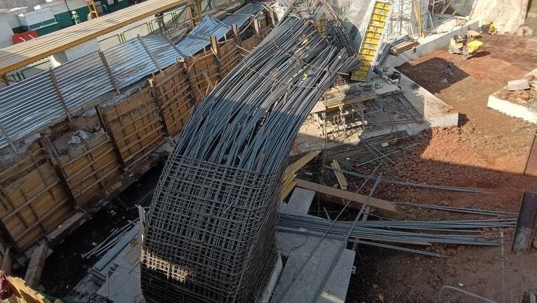 Estructura colapsa en obras del paradero del Metro Santa Martha