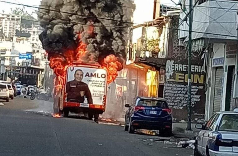 Incendian camión de transporte público en Acapulco