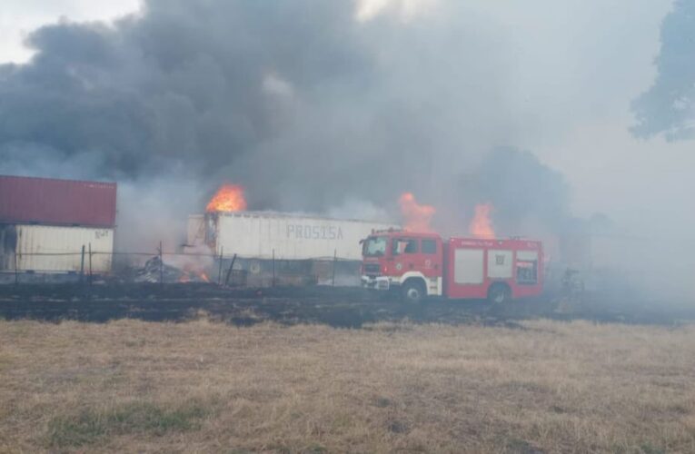 Se registra fuerte incendio dentro de fábrica en Tultitlán