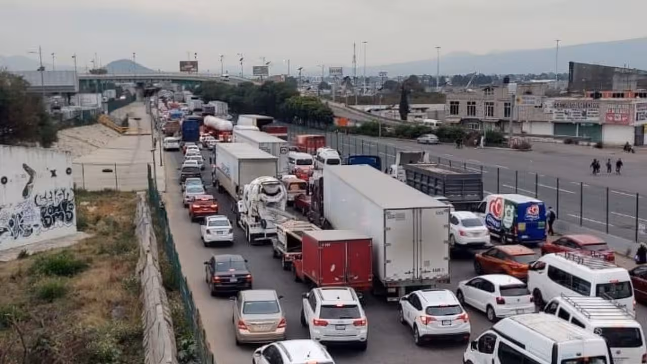 Transportistas anuncian paro nacional; bloquearán carreteras este viernes