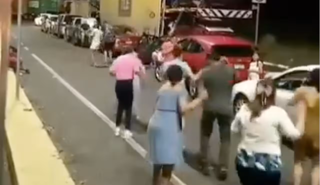 Bailan “Payaso de rodeo” en medio de la autopista Siglo XXI en Michoacán