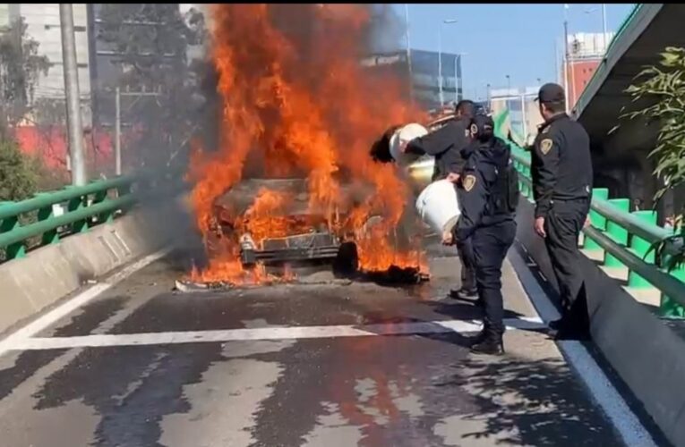 Se incendia auto sobre Periférico Sur; conductor sale ileso