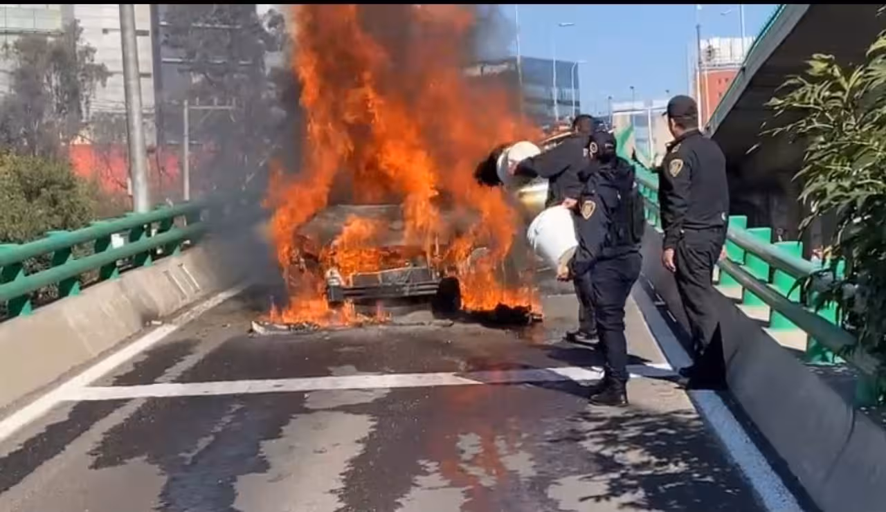 Se incendia auto sobre Periférico Sur; conductor sale ileso