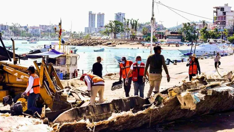 Acapulco celebra torneo de pesca de basura para limpiar su mar