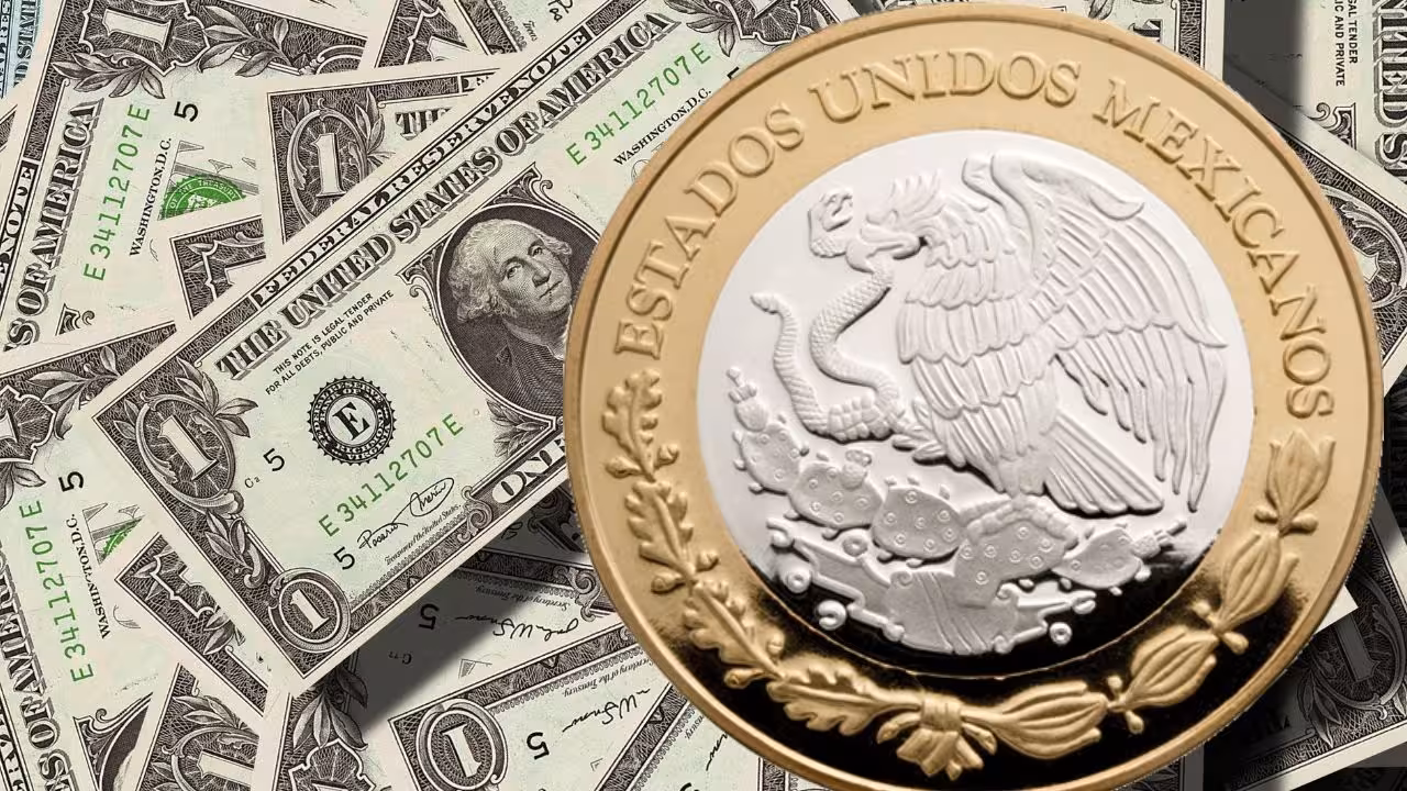 Dólar cierra semana por debajo de los 17 pesos