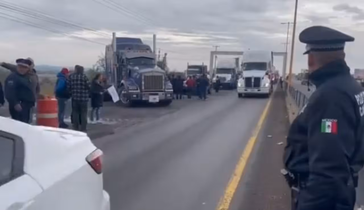AMLO ve “propósitos politiqueros” en paro nacional de transportistas