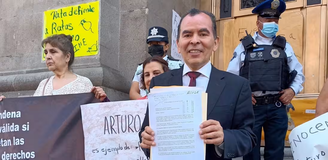 Manifestación en las puertas de la SCJN en defensa del periodista Zárate Vite