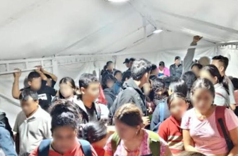 Rescatan a 144 migrantes hacinados en vagones del tren en Coahuila