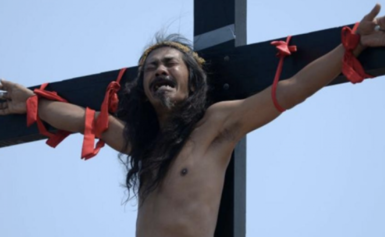 Filipinas lleva ‘al extremo’ las crucifixiones en el Via Crusis del Viernes Santo