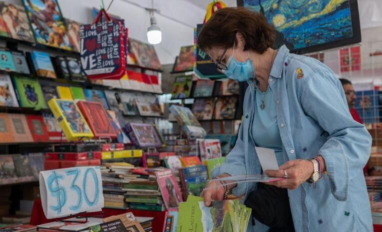 Inauguran 17º Gran Remate de Libros y Películas en la CDMX