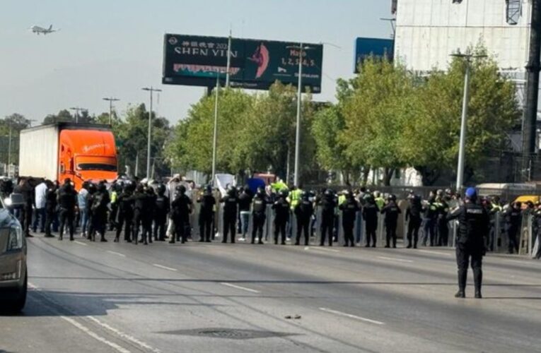 Extrabajadores de Interjet protestan frente al AICM por impagos; SSC los repliega