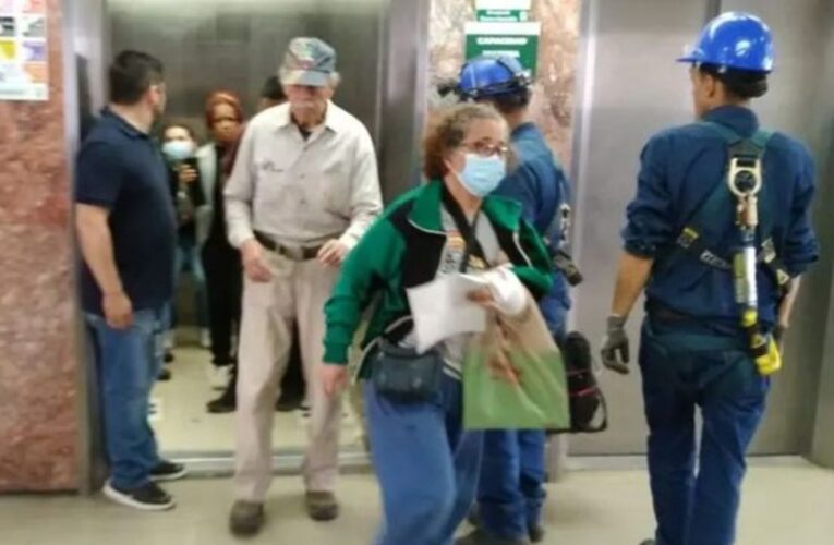 Seis personas logran salir de elevador tras media hora atrapadas en IMSS de Mty