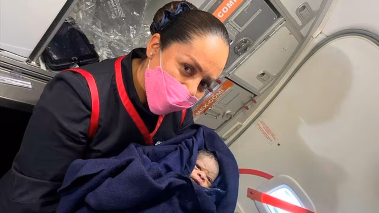 Madre da a luz en pleno vuelo a Ciudad Juárez