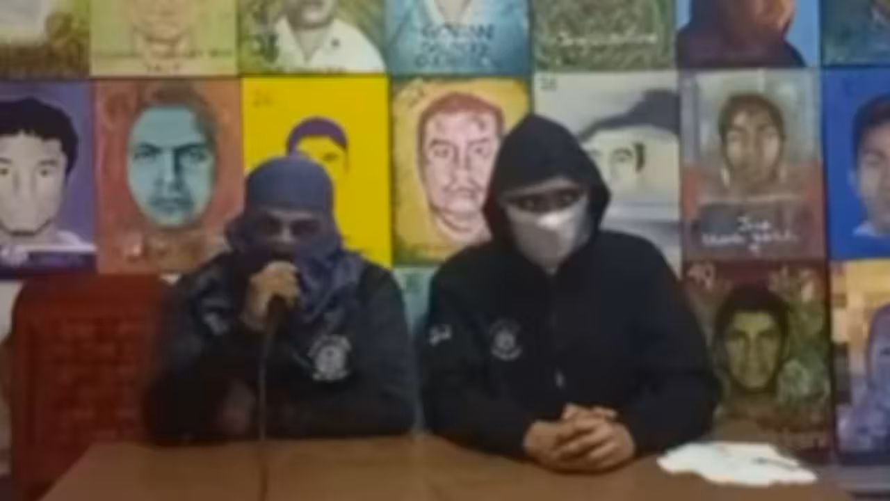 Normalistas acusan al gobierno de sembrar arma en camioneta donde murió su compañero