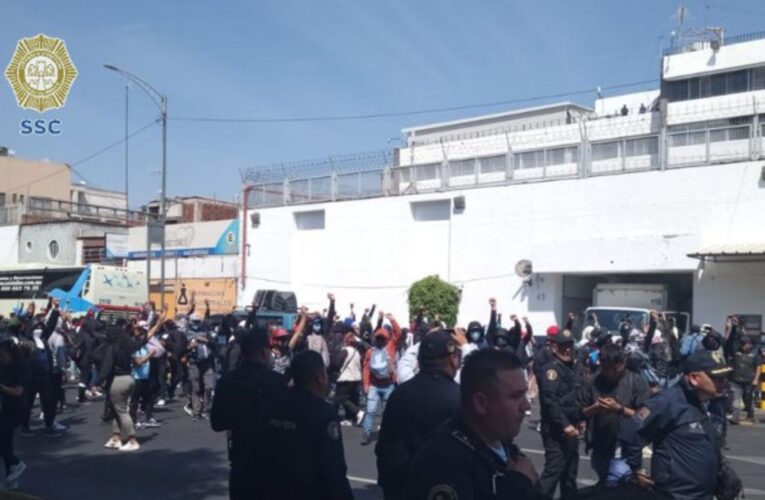 Normalistas vandalizan el Centro Federal de Arraigos, en la colonia Doctores